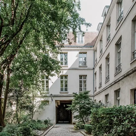 Beautiful Parisian Full Of Light Parigi